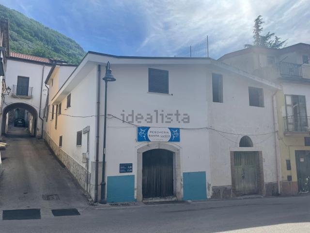 Locale Commerciale in vendita a Bracigliano, Campania