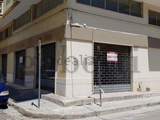 Locale Commerciale in vendita a Puglia, Lecce