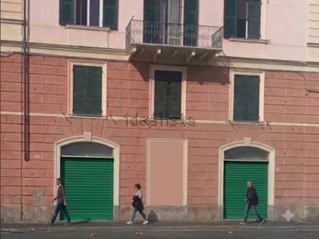 Locale Commerciale in vendita a San Fruttuoso, Genova