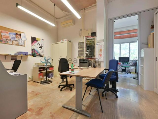 Locale Commerciale in vendita a Le Cantine, Pontedera