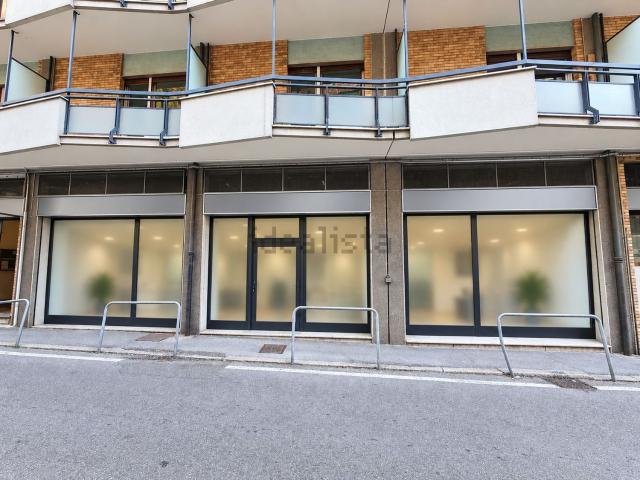 Locale Commerciale in vendita a Casetta, Como