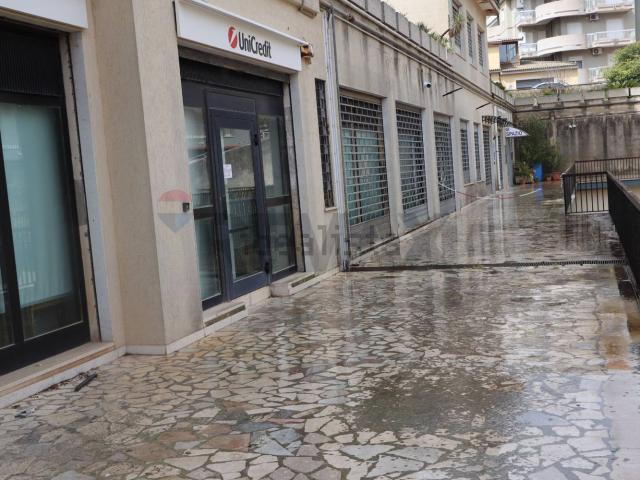 Locale Commerciale in vendita a Cappuccini, Ragusa