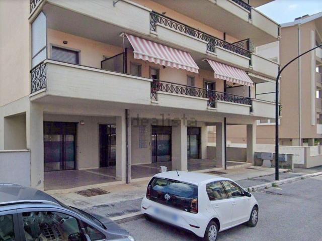 Locale Commerciale in vendita a Avezzano, Abruzzo