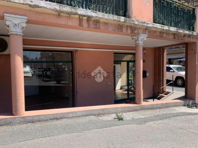 Locale Commerciale in vendita a Chiavari, Liguria