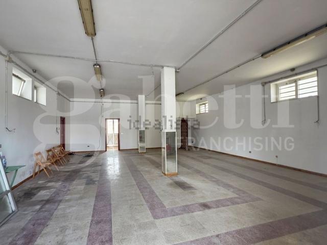 Locale Commerciale in vendita a Puglia, Lecce