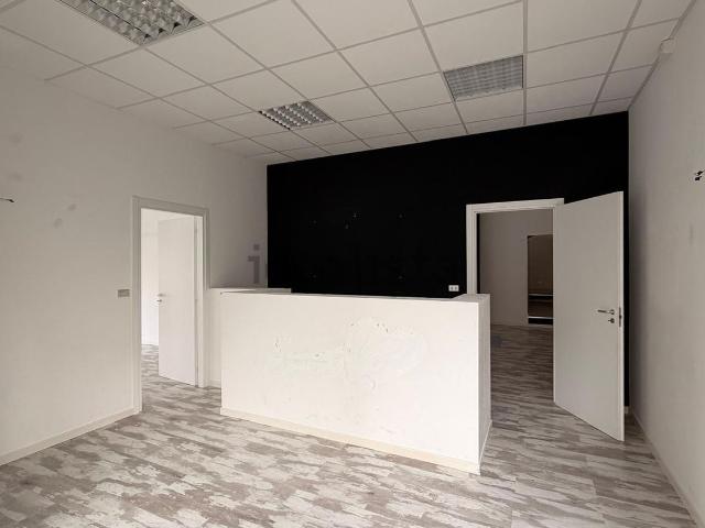Locale Commerciale in vendita a Puglia, Bari