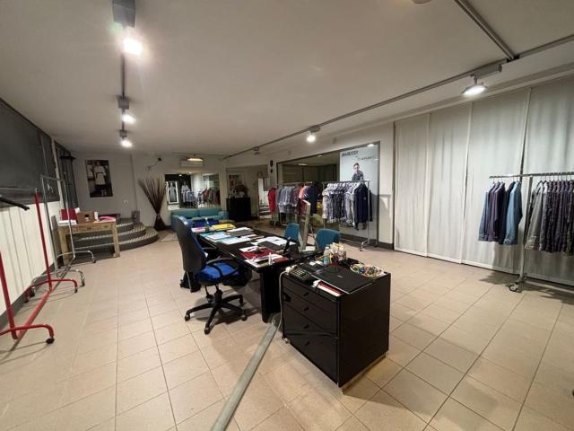Locale Commerciale in vendita a Mantignano, Firenze