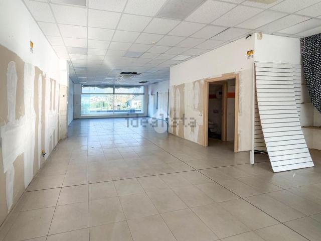 Locale Commerciale in vendita a Osnago, Lombardia
