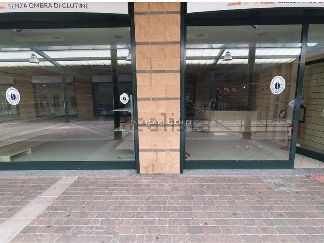 Locale Commerciale in vendita a Abbiategrasso, Lombardia