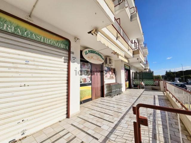 Locale Commerciale in vendita a Puglia, Bari