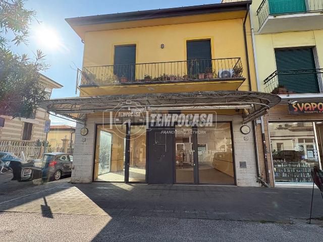 Locale Commerciale in vendita a Camaiore, Toscana