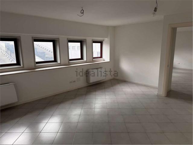 Locale Commerciale in vendita a 5 Torri, Marche
