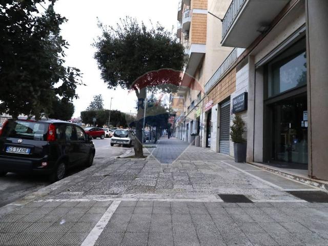 Locale Commerciale in vendita a Piazza Guglielmo Marconi Ex Mercato Ortofrutticolo, Matera