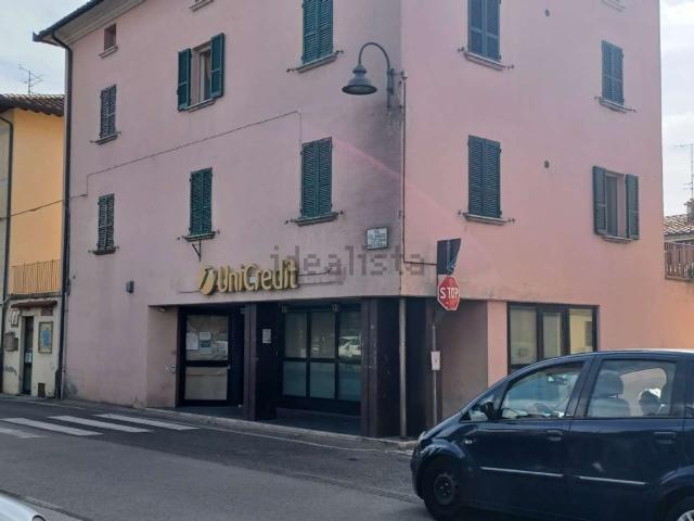 Locale Commerciale in vendita a Magione, Umbria