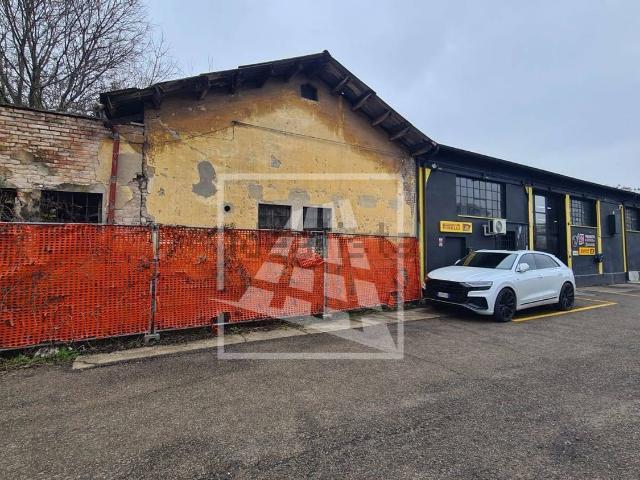 Locale Commerciale in vendita a Pieve Modolena, Re