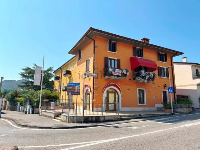 Locale Commerciale in vendita a Gazzoli, Costermano