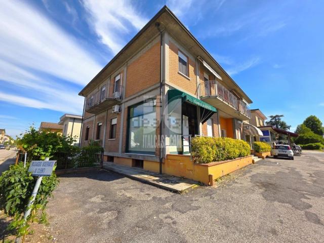 Locale Commerciale in vendita a Borgo Virgilio, Cerese