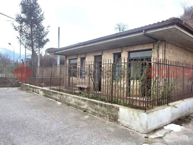 Locale Commerciale in vendita a Mercato San Severino, Campania