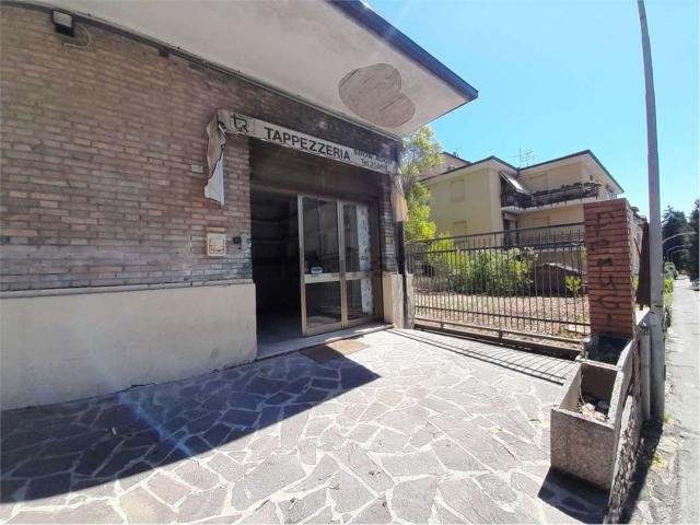 Locale Commerciale in vendita a Sant'Erminio, Cenerente