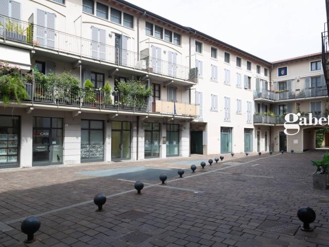 Locale Commerciale in vendita a Novate Brianza, Merate