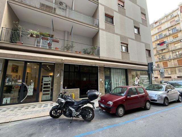 Locale Commerciale in vendita a Puglia, Bari