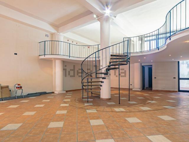 Locale Commerciale in vendita a Puglia, Lecce