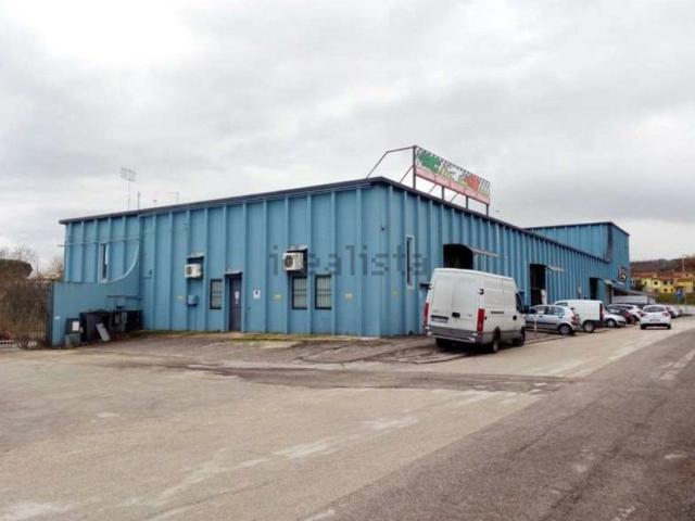 Locale Commerciale in vendita a Marche, Ancona