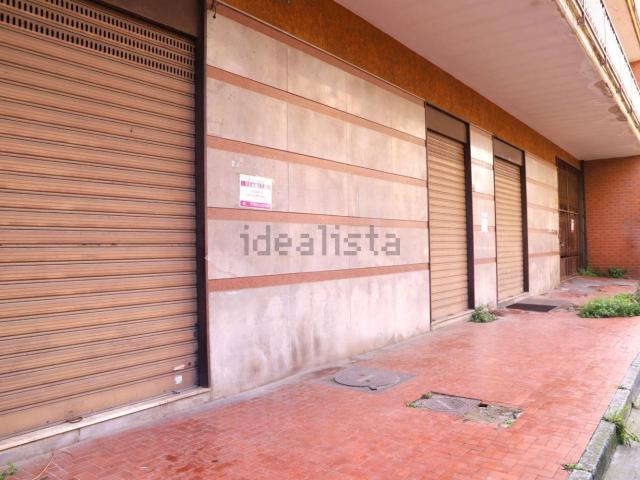 Locale Commerciale in vendita a Maddaloni, Campania