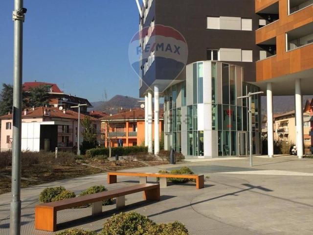 Locale Commerciale in vendita a Almè, Lombardia