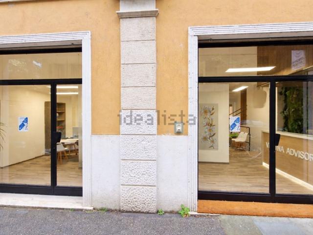 Locale Commerciale in vendita a Centro storico, Brenzone