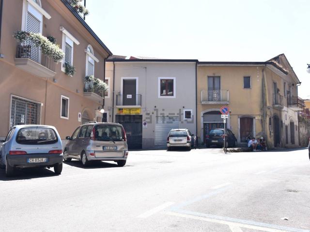Locale Commerciale in vendita a Atripalda, Campania
