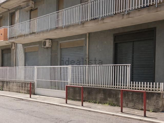 Locale Commerciale in vendita a Aci Catena, Sicilia