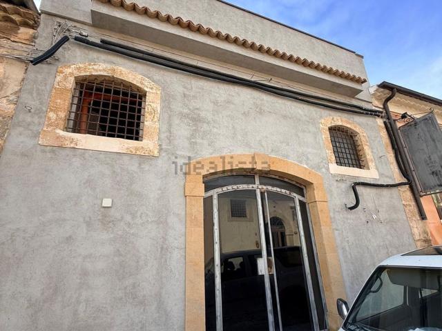 Locale Commerciale in vendita a Avola, Sicilia