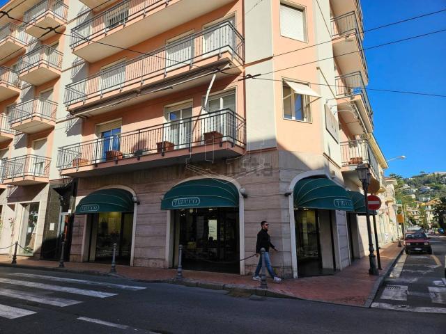 Locale Commerciale in vendita a Bordighera, Liguria
