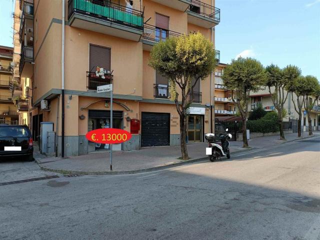 Locale Commerciale in vendita a Sava, Baronissi