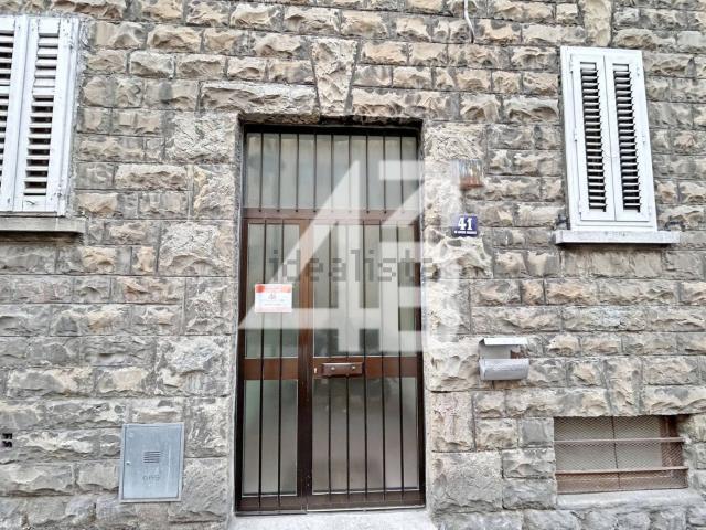 Locale Commerciale in vendita a Servola-Chiarbola-Valmaura-Borgo San Sergio, Villa Opicina