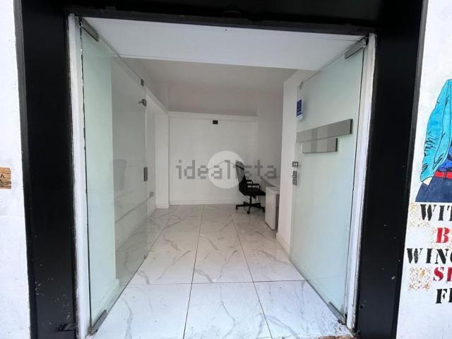 Locale Commerciale in vendita a Municipalità 4, Campania