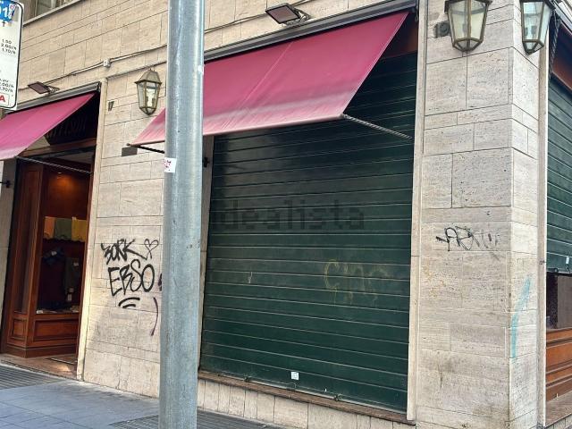 Locale Commerciale in vendita a Municipalità 2, Campania