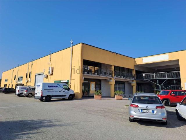 Locale Commerciale in vendita a Torricella Verzate, Lombardia