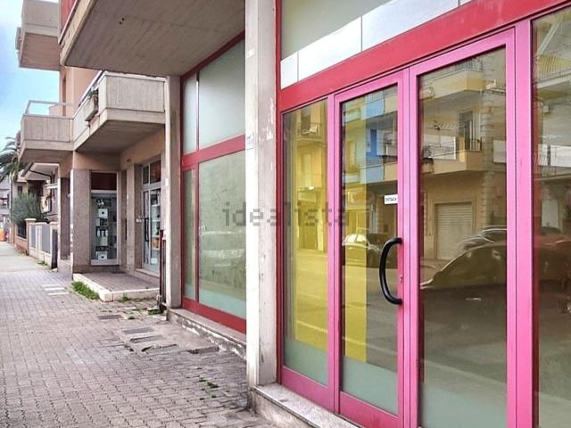 Locale Commerciale in vendita a Mare, Marche
