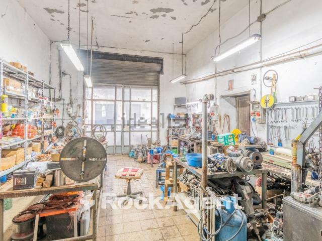 Locale Commerciale in vendita a Angri, Campania