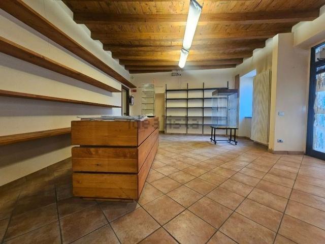 Locale Commerciale in vendita a Brembate di Sopra, Bergamo