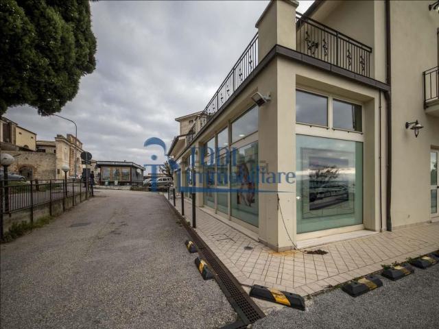 Locale Commerciale in vendita a Izzalini, Umbria