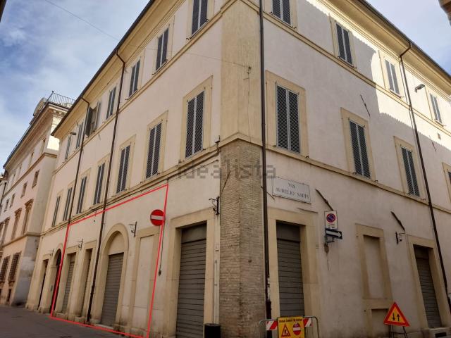 Locale Commerciale in vendita a Foligno, Umbria