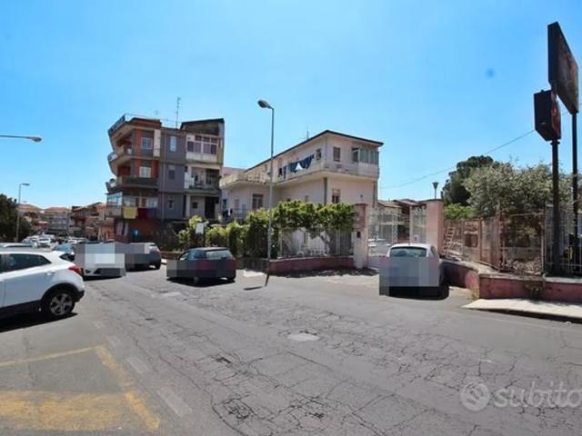 Locale Commerciale in vendita a Gravina Di Catania, Sicilia