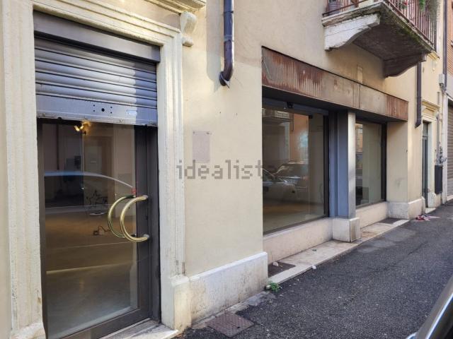 Locale Commerciale in vendita a Est, Brenzone