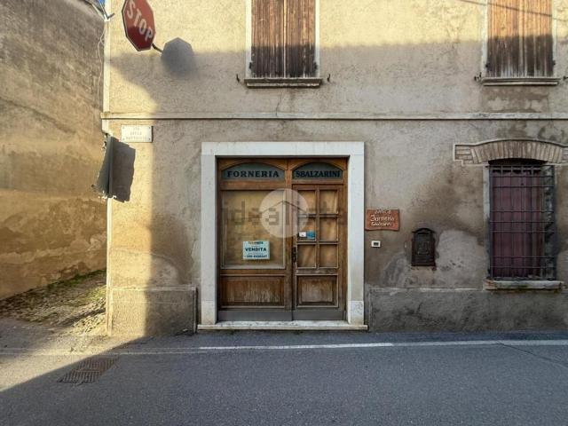 Locale Commerciale in vendita a Cavriana, Lombardia