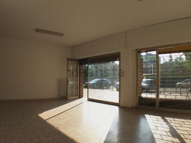 Locale Commerciale in vendita a Crocetta-San Lazzaro-Modena Est, Modena
