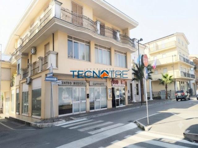 Locale Commerciale in vendita a Alba Adriatica, Teramo