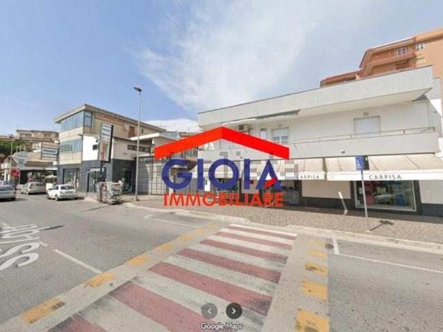 Locale Commerciale in vendita a Mondragone, Campania